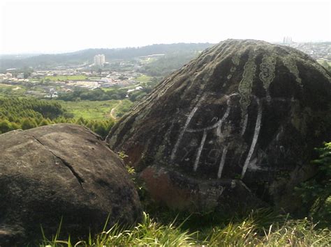  A Pedra da Paz! Uma Exploração da Arte de Deoksoo